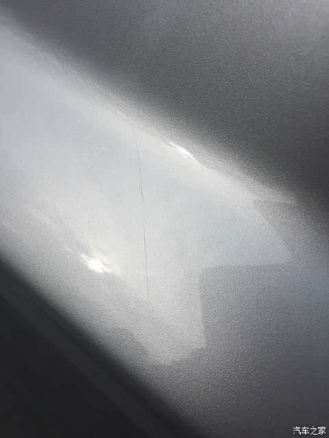 一个月啊,车身就发现了几处划痕,估计是树枝划得,车漆太薄.