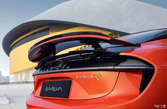 背线条和的尾翼立马打动了我，比起eletre它的设计接近跑车的外观。【内饰】内饰做工和elet