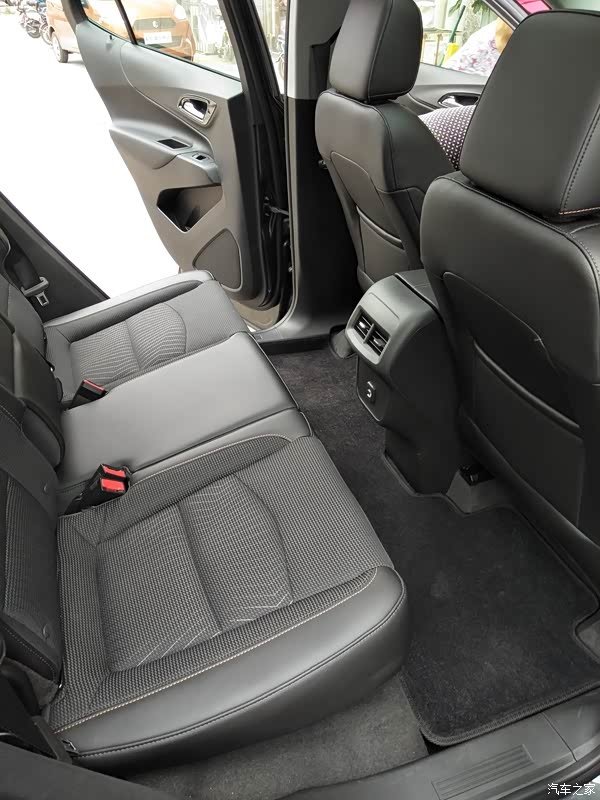 后排全平地板是我最喜欢的,无论谁在坐后排中间我相信都会爱上它.