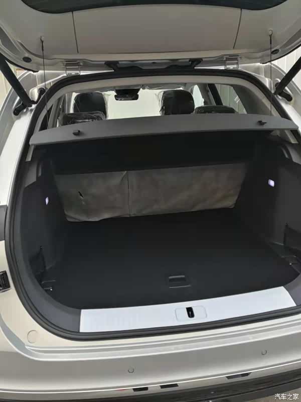 后备箱足够用,放三个旅行箱没问题.
