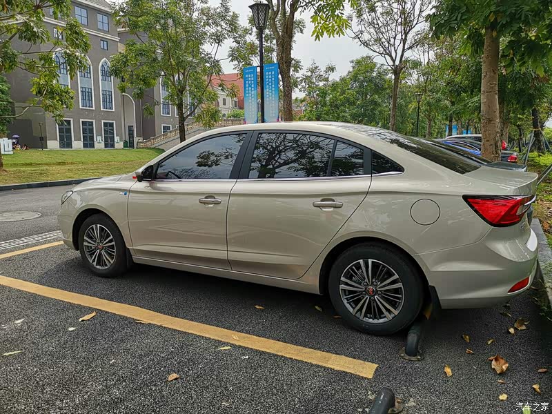 金色刚开始我也是犹豫了很久,毕竟白色比较大众的颜色,更让人能接受