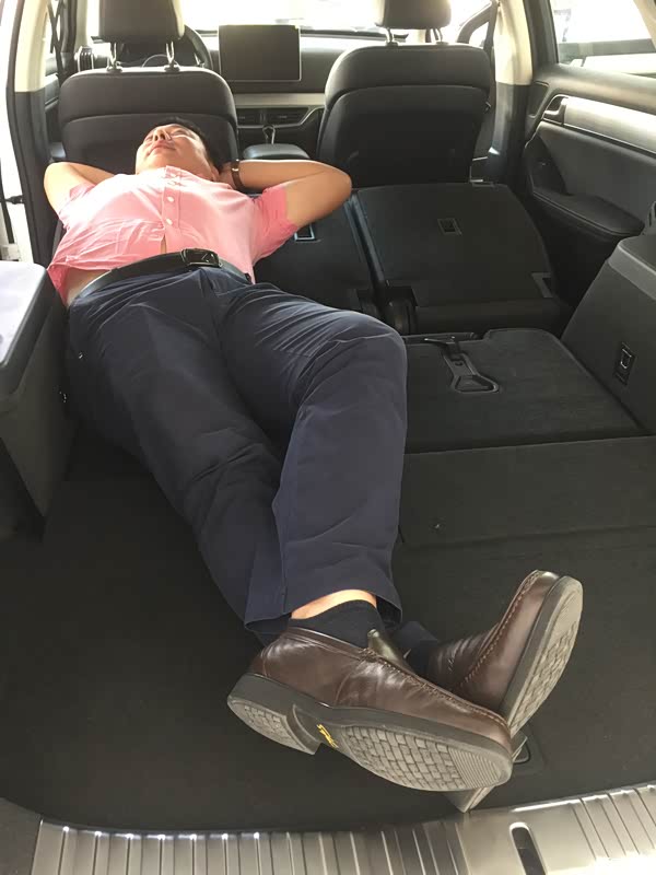 足够用,第7379座椅打开时体重偏胖的大哥也能坐下,就是有点蜷腿