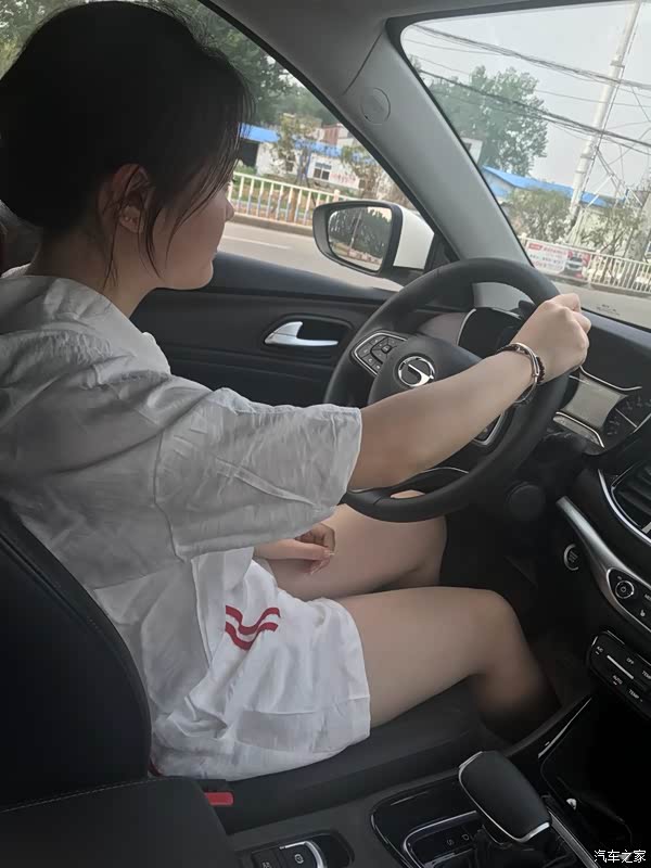 自己开车空间还是很足的,头部腿部都够