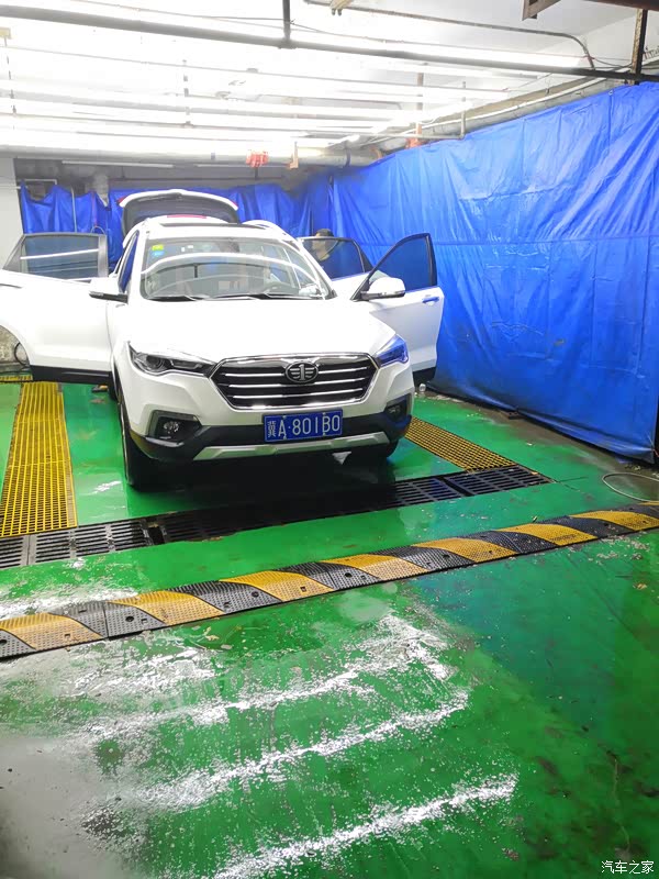 小区地下车库的洗车房,洗的一般,还算便宜,不办卡单次20块钱,外面也办