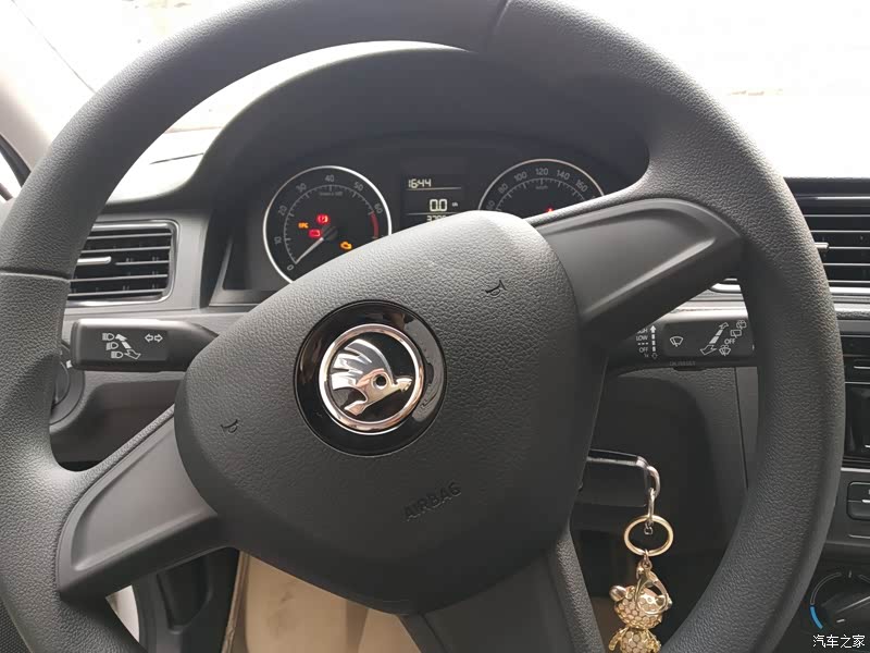 方向盘没多功能,是搪塑的,手感略细.造型好看.