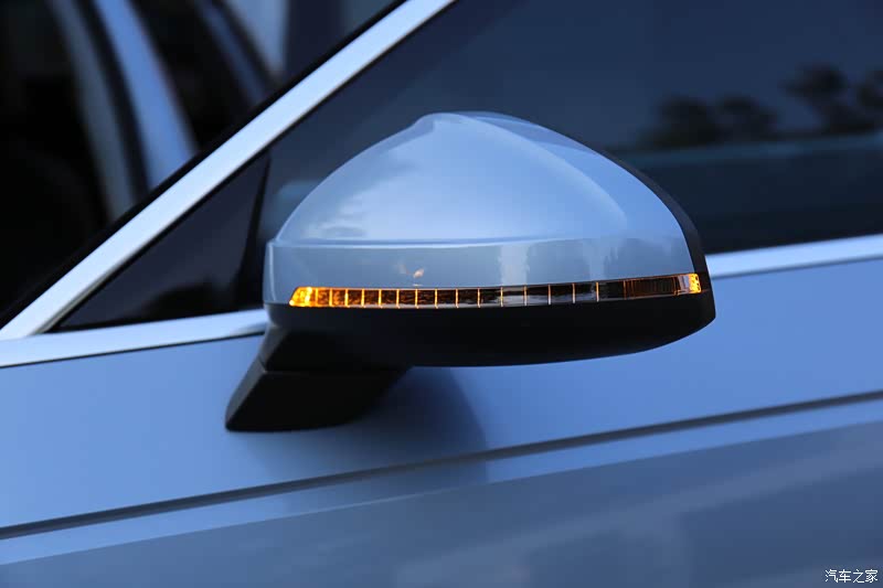 这是之前的转向灯,亮度不够