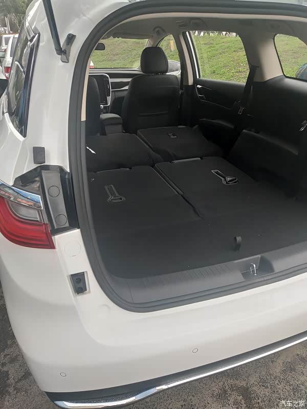 拉货,拉人都可以,这么大的空间可以随意变换,想怎么来就怎么来,随心所