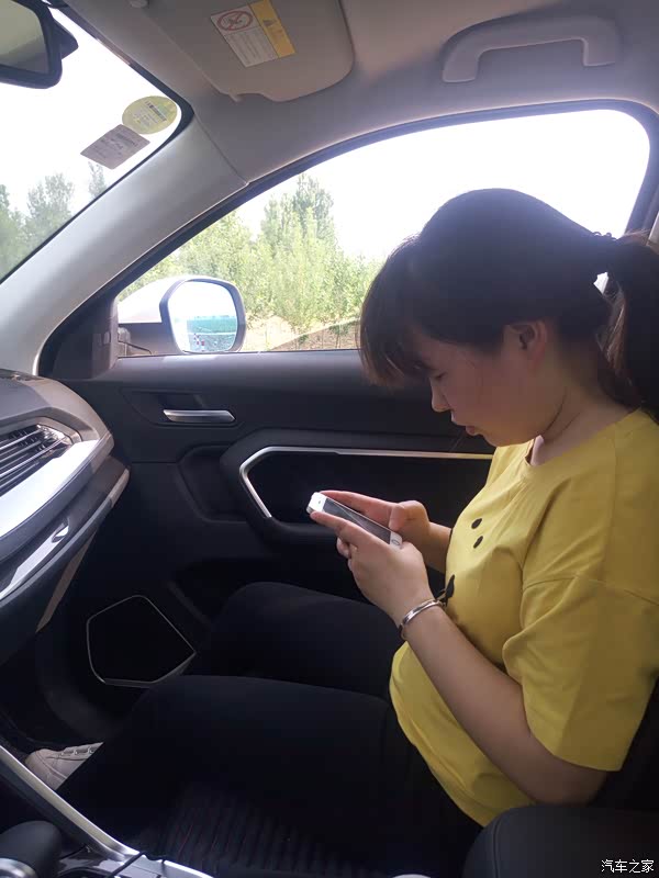 媳妇身高一米六,副驾驶头部空间充足
