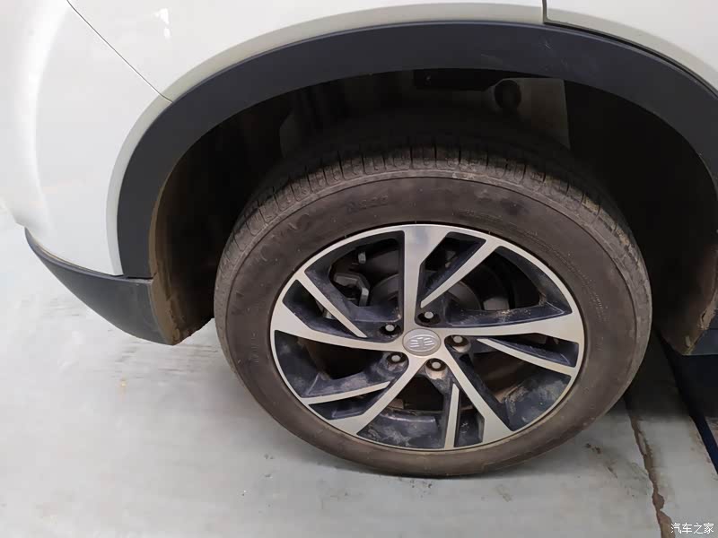 车及车轮 : 轮毂双色轮毂,铝合金材质,看起运感足