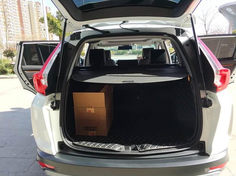 后备箱,装6件酒没问题,哈哈!