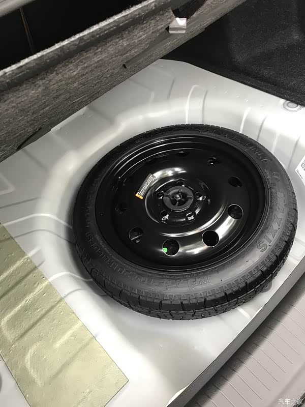 备用轮胎在后备箱盖子下面,就是不是全尺寸的轮胎,看别的车型好像也是