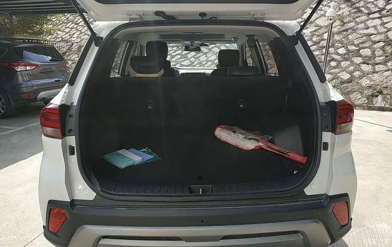 后备箱空间基本上够用