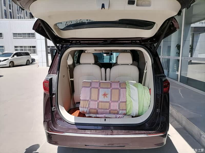 后备厢容积:车辆的后备箱,只能说是够用的,在出去玩的时候放一些吃的