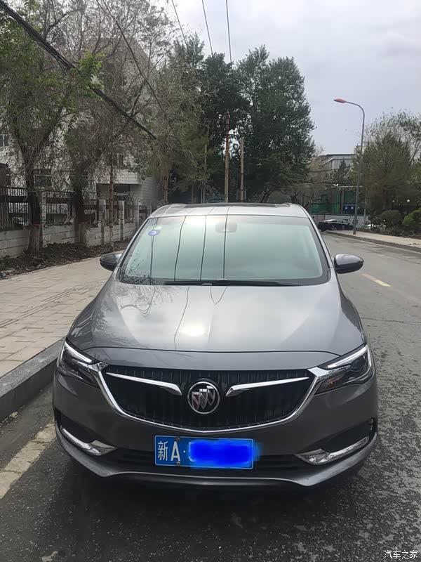 新疆这边灰尘,稍微些灰尘也看不太出,前脸方面就是别克改款后的家族脸
