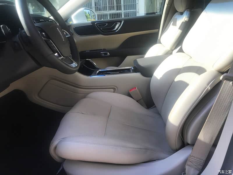 空间方面:林肯大陆这款车型,70论是前排空间还是后排空间,我感觉比