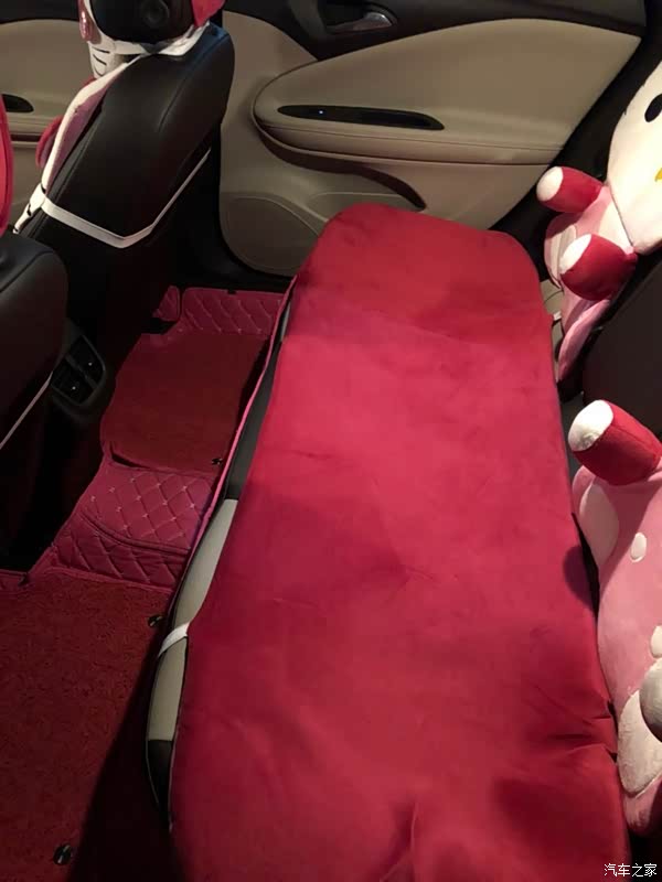 后排空间真的大,而且中间凸起的地方不是特别高,这是最满意的,比较