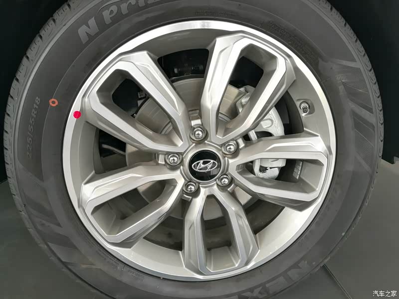 轮毂够大了,开起来省力一些,硬朗有活力,跟我一样,本人一直非常自恋.