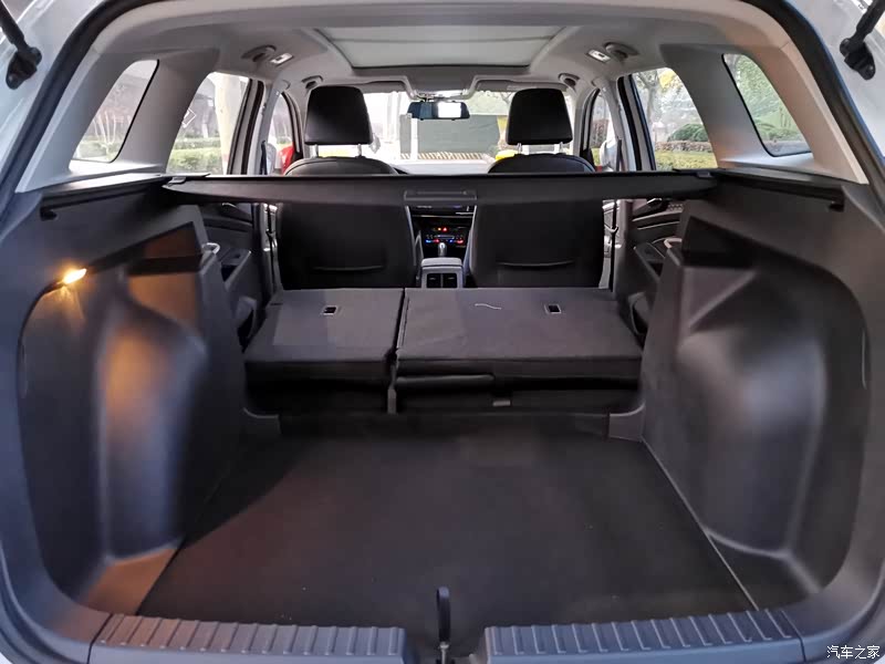 后排放到,非常通透,放长三米的东西也能放下,后备箱开口也不高,比较