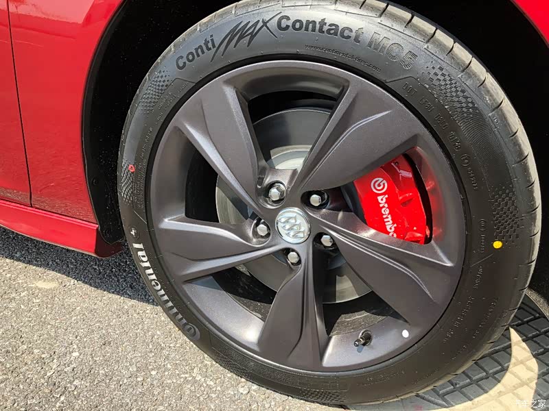 红色brembo刹车卡钳