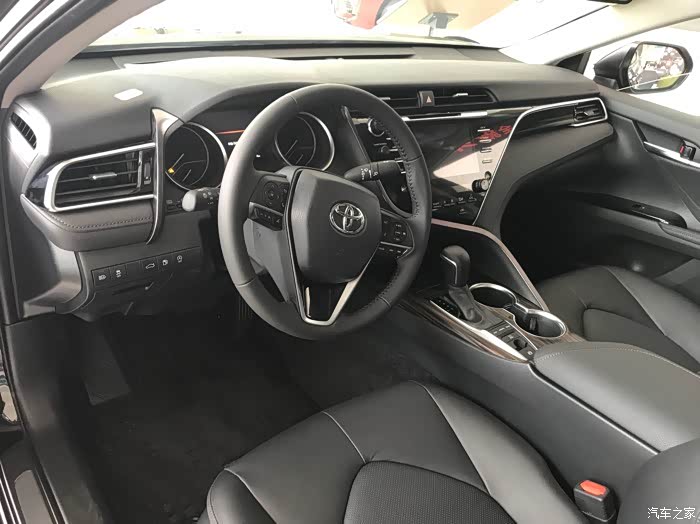 【内饰】 黑色饰  最爱,因为耐看并且耐脏,没太余装饰