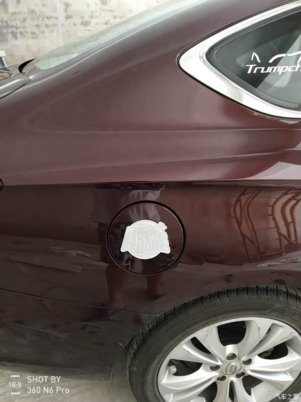 之家的这款金属车标,掉漆严重,装上没两个月都全部掉完了,不过银光