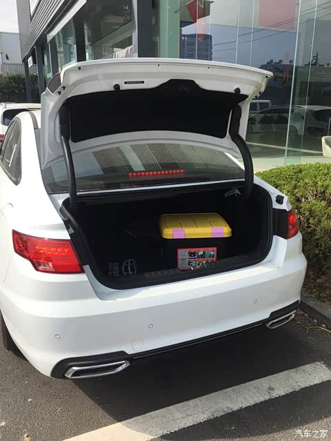 后备箱延伸空间大,装东西很多,这个车价,也是合资不能媲美的