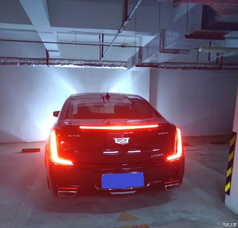 夜间尾灯,整体轮廓清晰,对后车有很好的提醒作用