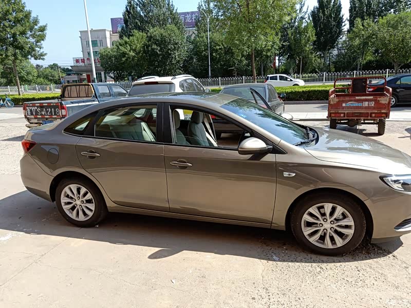 【内饰】这个车的内饰71这种偏白颜色的.