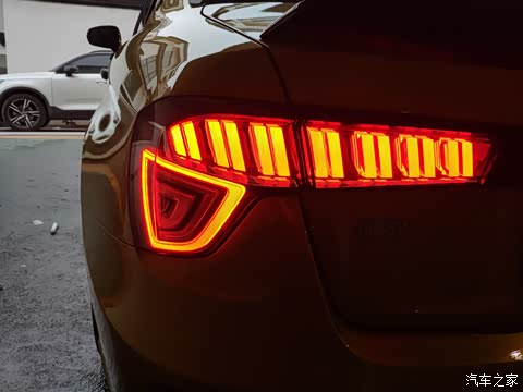 辨识度相当高的尾灯,做工很棒,国产车里只有领克做到了自己的特色