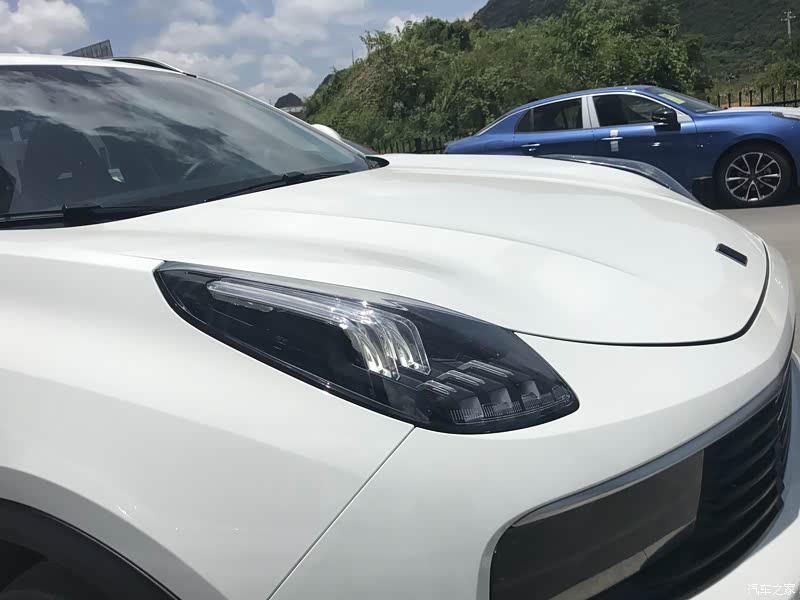 它前面的大灯也很好看而且有霸气,晚上的时候就像一只大眼睛一样,很生
