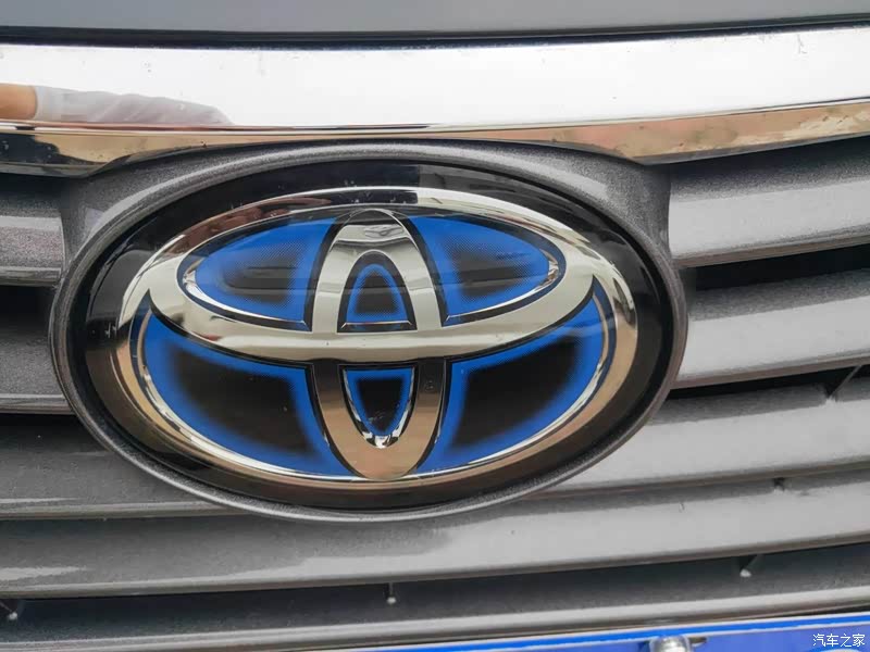 之前就直听丰田混动人之处,也包括在国外见蓝标丰田,解亚洲龙和es同
