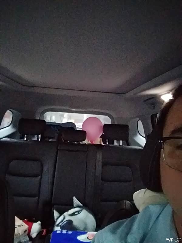 大胖子司机在车内活动毫无压力,哈哈