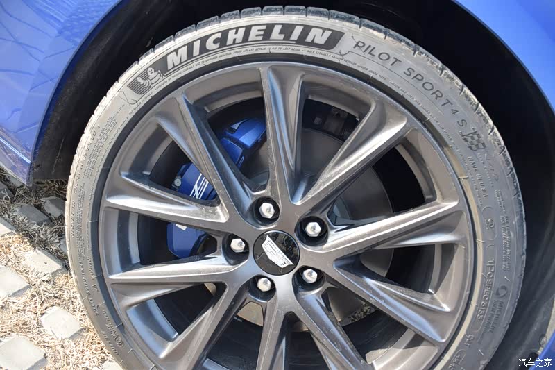 车身及车轮:铂金运77版采用71是熏黑色19寸5v型轮毂 米其林ps4s