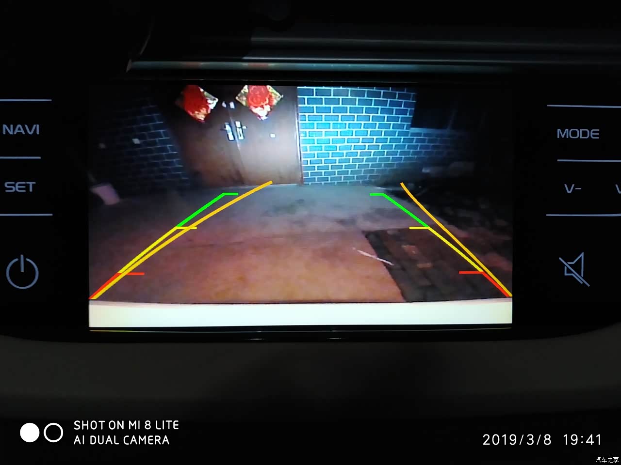 操控配置上坡辅助，自动大灯，自动空调，倒车影像，轨迹预测一应俱全。