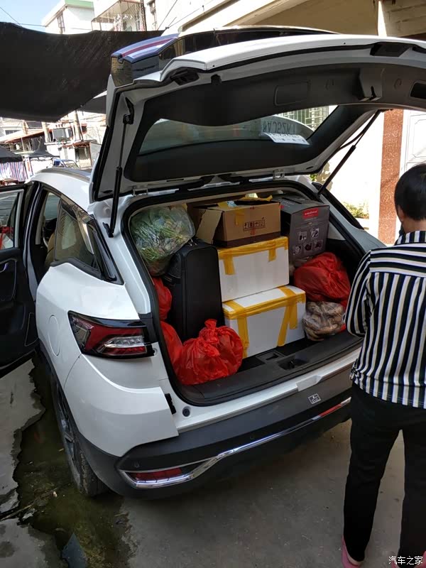 后备箱满载而归,5个人的行李还有海鲜青菜,全部装满.