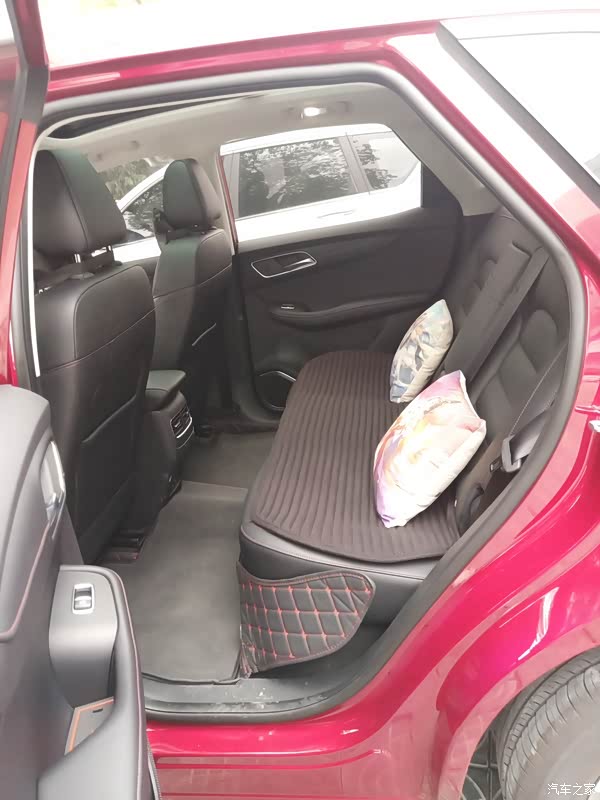 后排坐三个人也没问题,不过平时也就我一个人上下班开,偶尔捎带个同事