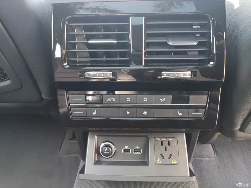 其实这是给太太选择的浪漫,露营出游,后排配备了usb和电源接口,户外