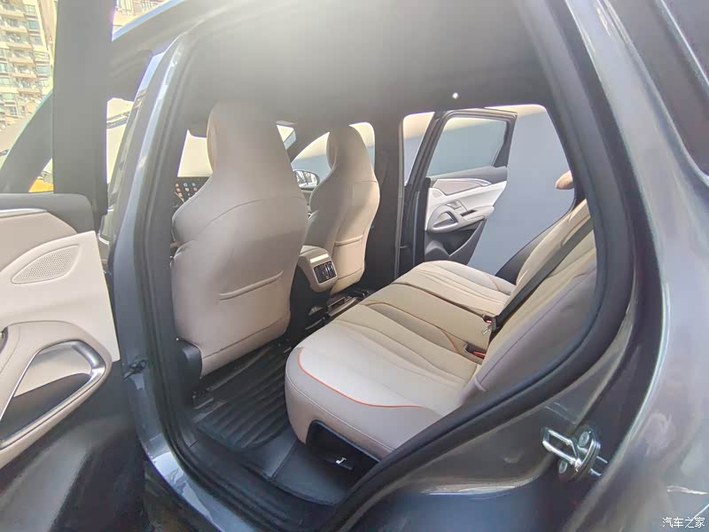 坐起来没有拥挤73感觉,后排74间满载也是很轻松73,总73来说宋