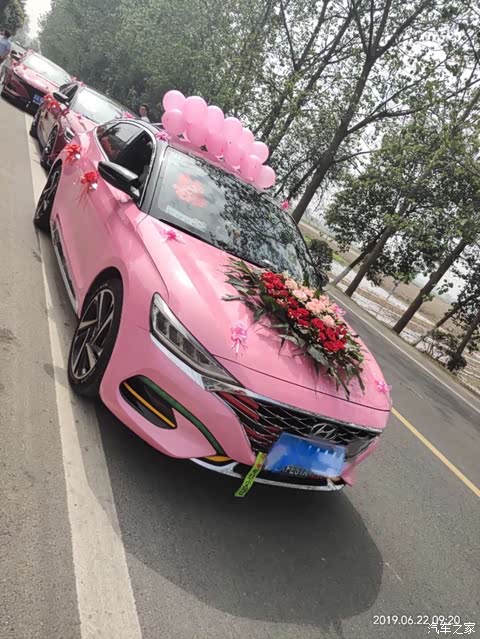 菲斯塔婚车,粉色头车.