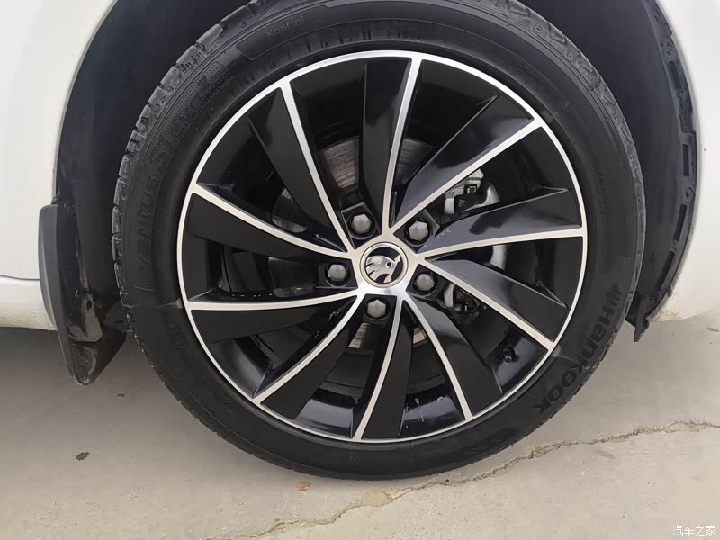 黑色的亮光轮毂很大气,加上银色的亮条,显得很上档次