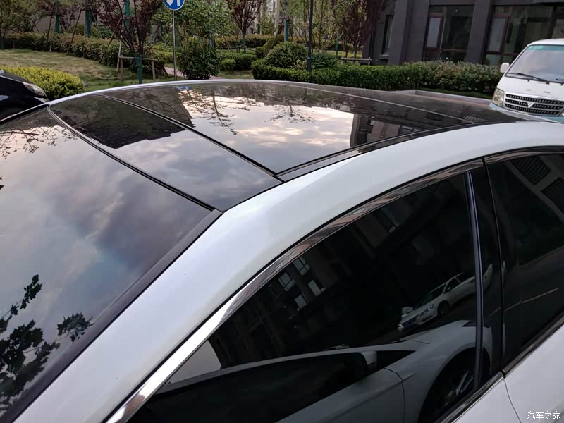 分段式全景天窗,可惜只能开一半不到,不知道为什么不能全开【内饰】