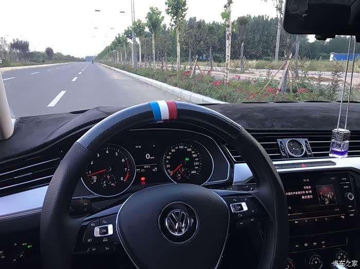 车内乘坐空间同级别车中也是最大的,朋友一米九坐副驾驶,车座放到最后