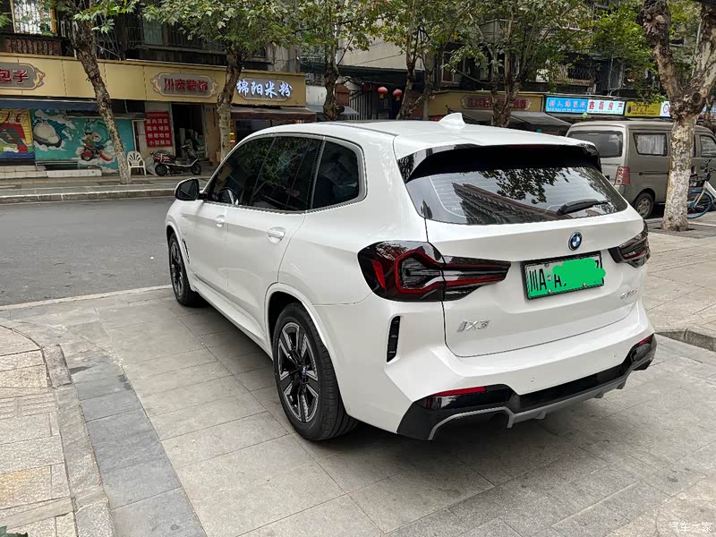 宝马的第75感觉就是运动,所有红色的内饰 白色的外观,显的更加的