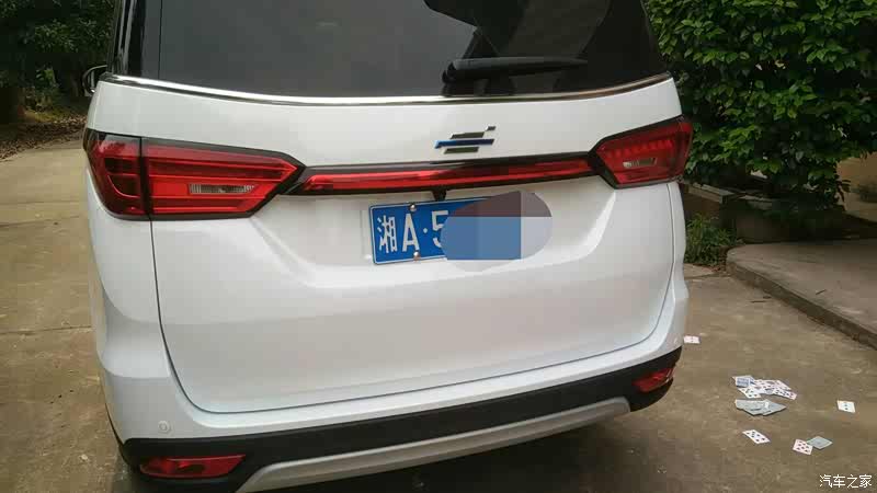 大家发现没,换尾门后,尾门车标"欧尚科尚"和英文字标没有贴上去!