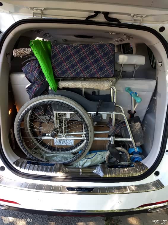 储物空间:储物空间纵深77些小,高度没问题~轮椅都可以立78转进去