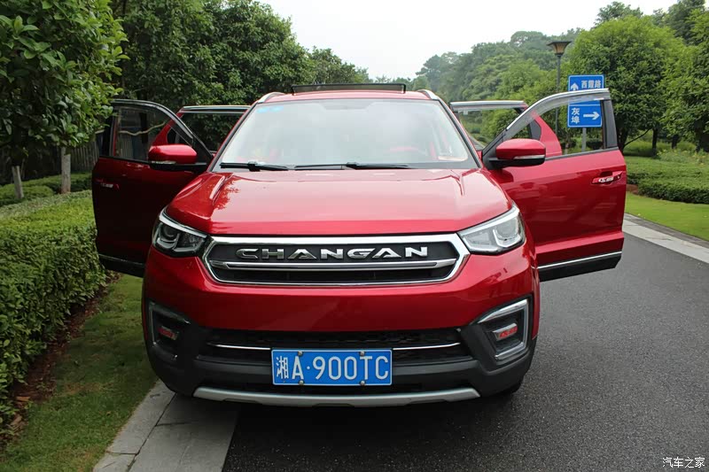 车头非常霸气,字母的logo识别度非常高,两个洋气的c 形行车灯,帅气