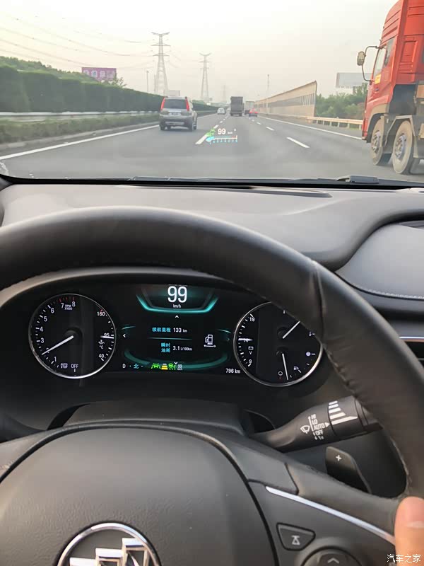 抬头显示集成了车速,转速,车距预警,定速巡航和车道保持