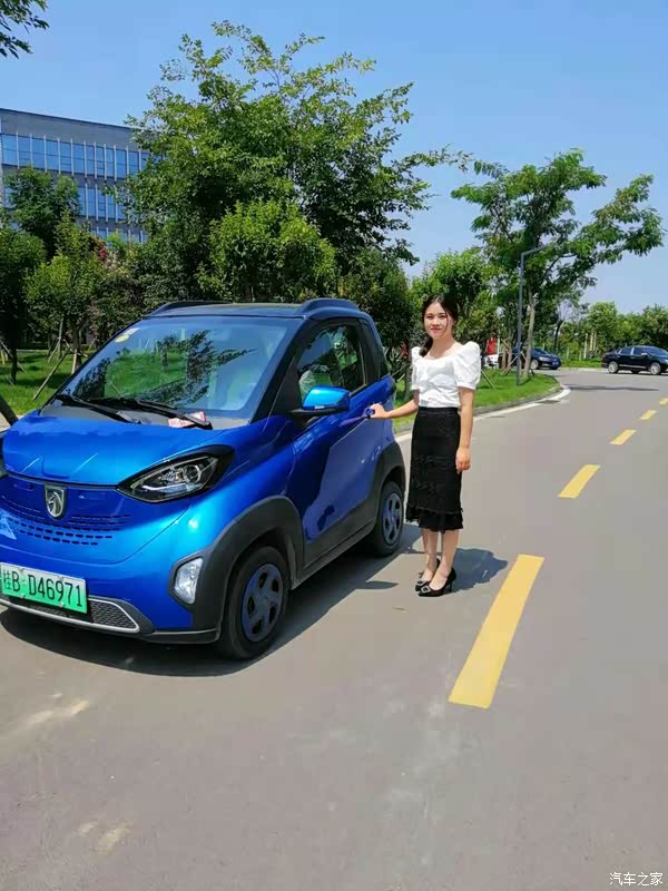 正面看宝骏小e宽大的挡风玻璃,在加上四面全通透,能够让车内的驾驶员