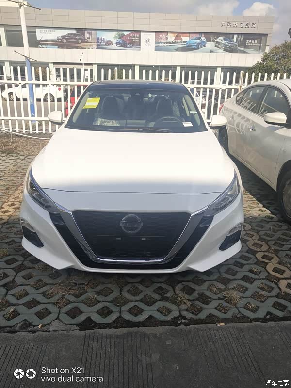 搭配的全景天窗,白色配极黑顶的话也是非常漂亮的,这也是我选择的一