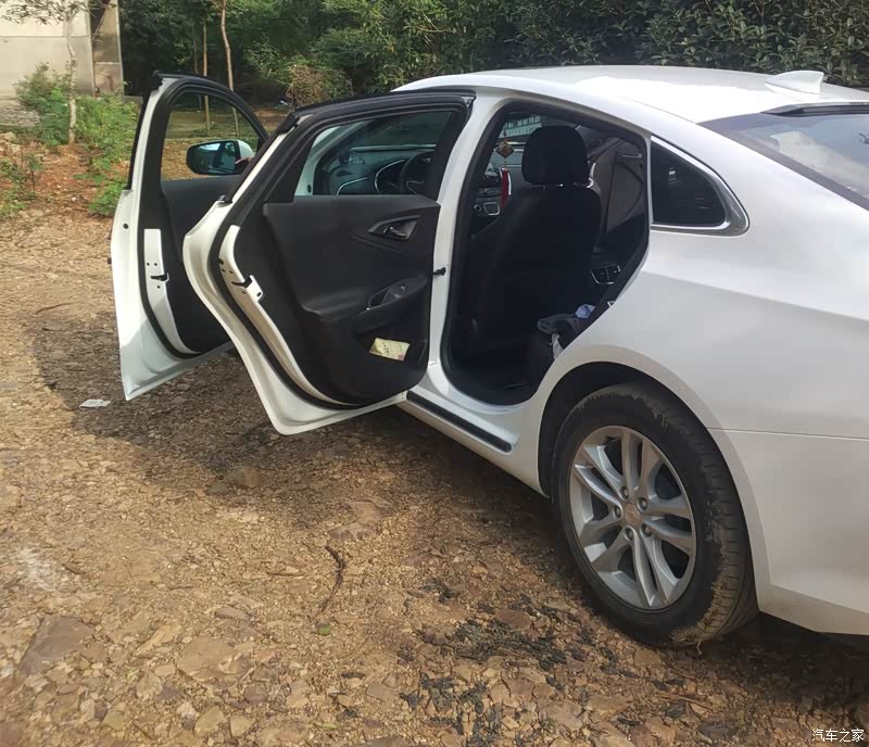 侧面造型时尚时尚最时尚,车门开启幅度也很大,方便上下车.